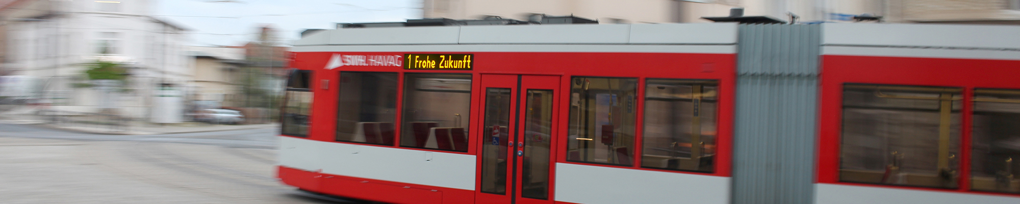 Anfragen-Antraege_Header_ Straßenbahn Nummer 1 Richtung Frohe Zukunft in voller Fahrt.