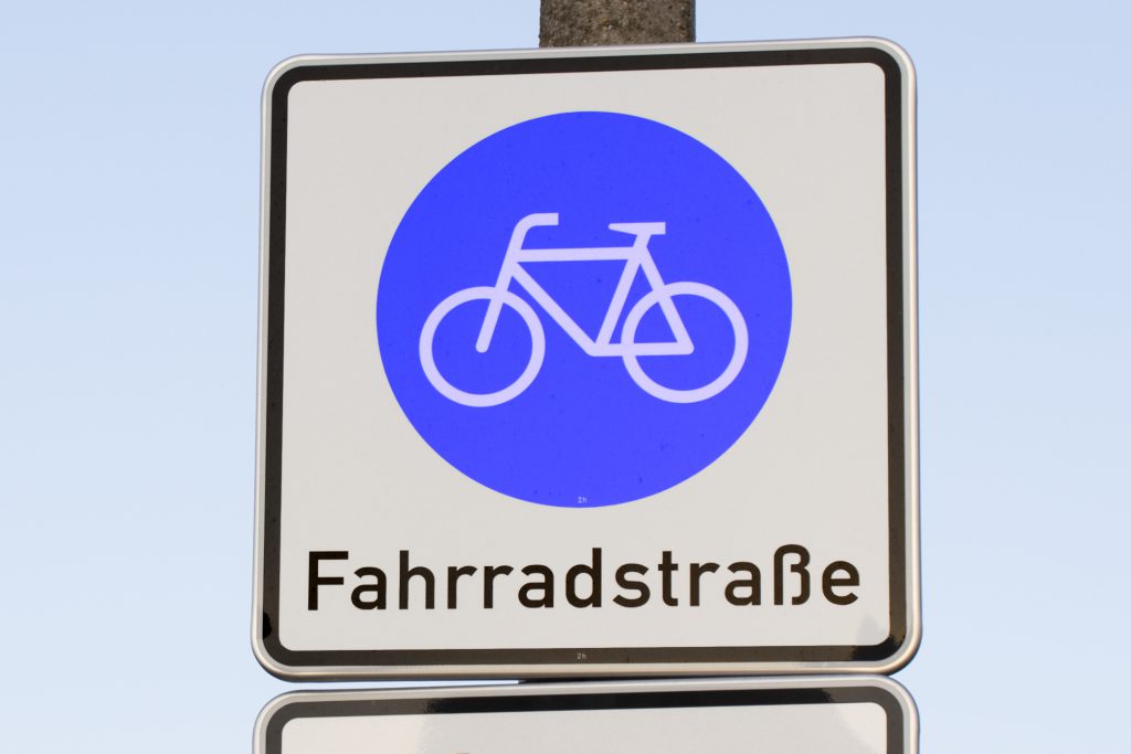 Aufnahme des Verkehrsschildes Fahrradstrasse