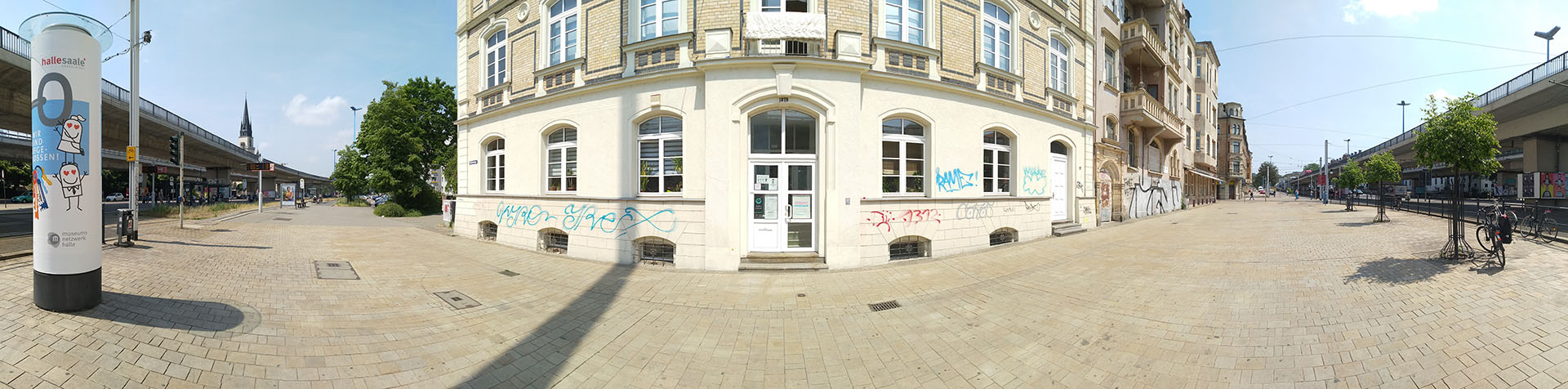 Panoramaaufnahme der Drogensuchtberatungsstelle in Halle (Saale) vom Vorplatz aus