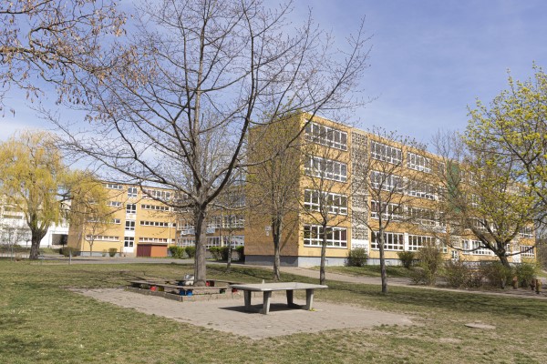 Außenansicht der Grundschule Otfried Preußler mit Tischtennisplatte im Vordergrund