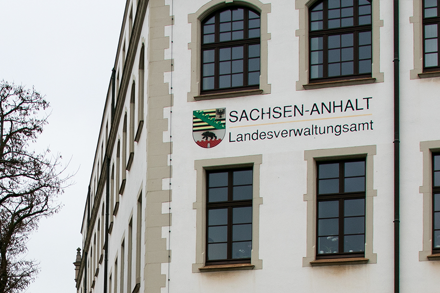 Foto der Fassade des Landesverwaltungsamts Sachsen-Anhalt in Halle mit Schriftzug und Logo